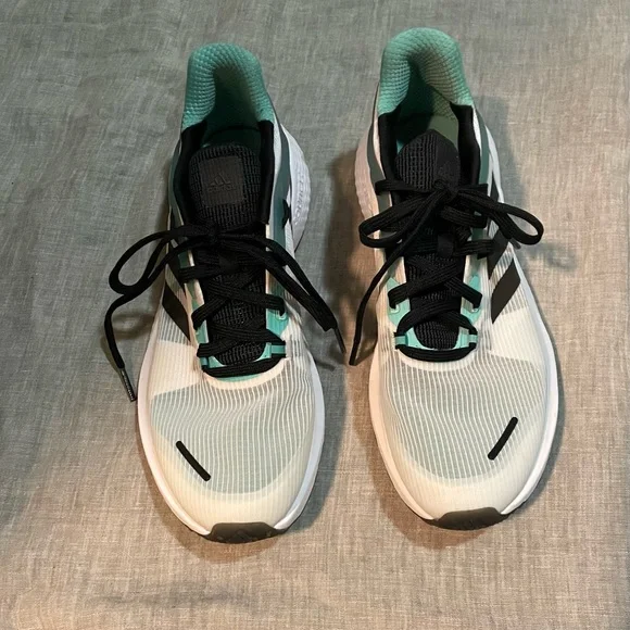 Men's Adidas Bounce Sneakers Size 7, women as well, Size